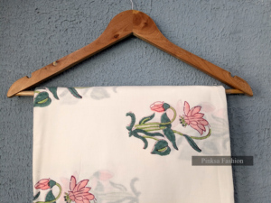 Tissu 100% coton imprimé à la main, base blanche, imprimé fleurs de lys roses, tissu en coton doux pour vêtements et artisanat féminins - Product Image 3