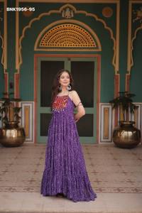 Vestido de fiesta de georgette sintético con estampado Bandhani y trabajo de Kutcchi en el yoke, sin mangas, de corte amplio, proveedor de la India - Product Image 4