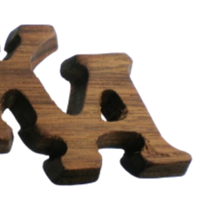 Pin de solapa de madera AKA con letras, acabado marrón, para bolsos, sombreros, accesorio de hermandad griega - Product Image 3