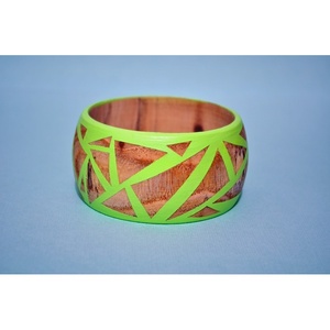 Brazaletes de Madera Hechos a Mano con Motivos Florales Tradicionales, Accesorio para Agregar Estilo y Elegancia a tu Atuendo - Product Image 1