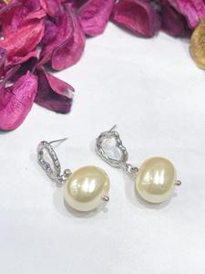 Pendientes de moda con circonita de la mejor calidad y acabado plateado glamuroso para mujeres y niñas, ideales para looks de noche y fiestas. - Product Image 5