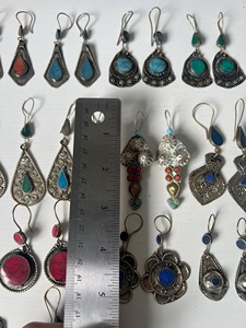 Boucles d'oreilles tribales traditionnelles afghanes de style Chandbali avec franges circulaires en pièces de monnaie en argent patiné et gravures florales détaillées - Product Image 6