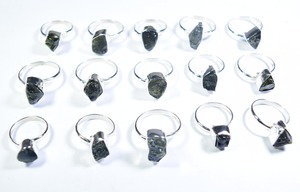 Bagues petites et fines en argent sterling 925, best-seller, en moldavite verte naturelle, pour femmes, haute énergie, vibrations positives. - Product Image 2