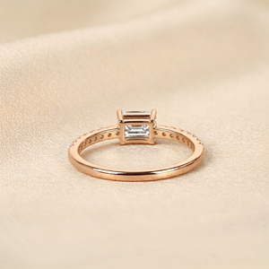Bague en or 10 carats avec diamant de laboratoire taille émeraude East West |   Bijoux fins de luxe pour femmes |   Clarté VVS-VS pour les fiançailles et les mariages - Product Image 5