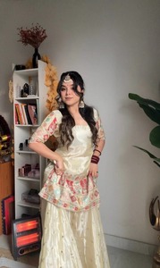 Presentamos un elegante conjunto de kurta, sharara y dupatta de diseño, en seda chinon pura con bordados. Compre directamente del proveedor. - Product Image 2