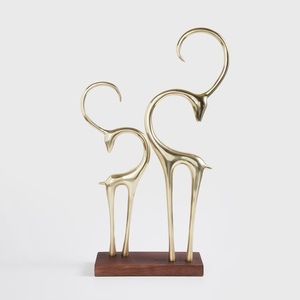 Statues de cerfs abstraites modernes en or, figurines de gazelles en métal de luxe sur socle en bois, sculpture animale élégante pour la décoration de la maison et du bureau - Product Image 2