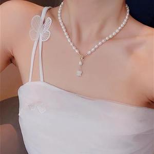 Collar de Alta Gama con Colgante de Flor de Lirio de los Valles con Perla Natural de Agua Dulce, Cadena de Clavícula de Lujo Ligero - Product Image 3