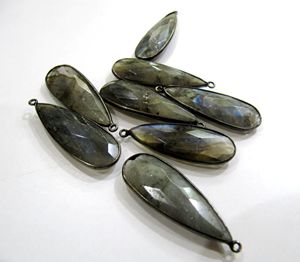 Charmes en labradorite naturelle, forme longue en poire, boucle simple - Product Image 2