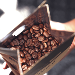 Granos de café Arábica tostado ligero de Vietnam para aplicación de espresso ciudad completa + empaquetado a granel con duración de almacenamiento de 1 año - Product Image 5