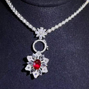 Bague SGARIT de luxe en or blanc 18 carats avec rubis de Mozambique ovale non chauffé couleur sang de pigeon de 1,02 ct et 94 diamants incrustés - Product Image 5