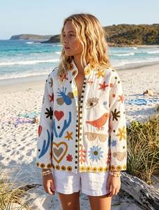 Veste blanche brodée à la main avec des motifs floraux, manches longues, col boutonné, style vacances d'été, veste en coton tissé pour femmes - Product Image 1