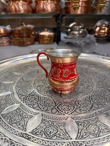 Verre en cuivre gravé à motif floral finition rouge pour cadeaux et célébrations de mariage, idéal pour servir des cocktails, provenant d'Inde - Product Image 6