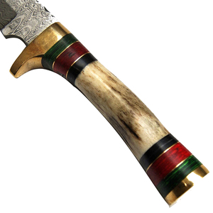 Cuchillo de caza de acero de Damasco con hoja de punta caída, mango de hueso e incrustaciones coloridas para uso en exteriores - Product Image 6