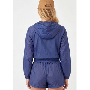 Ensemble de vêtements de sport pour femmes, léger et personnalisé, haut court à capuche respirant et veste coupe-vent avec short - Product Image 2