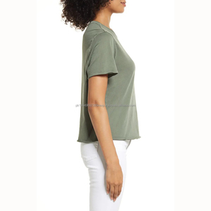 Camiseta de cuello redondo para mujer personalizada con bordes rizados y ajuste relajado - Product Image 3