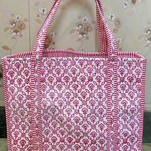 Bolsa de Mano Utilitaria para Uso Diario Hecha de Algodón Acolchado con Estampado Floral Hecho a Mano para Compras, Viajes y Trabajo - Product Image 4