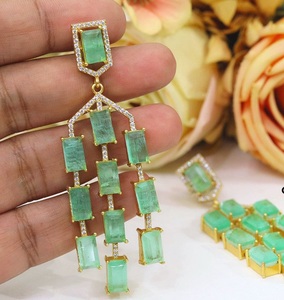 Boucles d'oreilles pendantes élégantes en laiton plaqué or de qualité supérieure, serties de zircons CZ, pour femme, idéales pour les soirées et les fêtes - Product Image 3