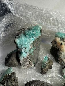 Apophyllite vert-bleuâtre de haute qualité, petits morceaux de cristal brut pour la guérison et l'artisanat - Product Image 2