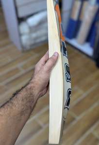 Bate de críquet Ihsan Sports King de madera de sauce inglés, duradero y ligero, con funda protectora de burbujas y lámina de agarre extra incluida. - Product Image 2