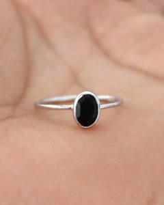 Bague élégante pour femme Rhaya Jewels en argent sterling 925 plaqué rhodium avec onyx noir taille ovale serti clos, bande délicate et tendance - Product Image 1