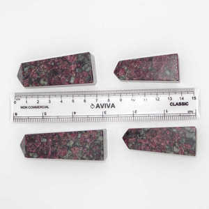 Obélisque en cristal d'eudialyte naturel Chakralume |   Pierre de méditation de luxe en matrice noire et rouge vin profond, polie à la main, pour la guérison - Product Image 2
