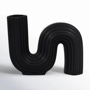 Vase unique en céramique noire, idéal pour la décoration moderne de la maison, centre de table de salon, événements festifs et présentation artistique, provenant d'Inde. - Product Image 1