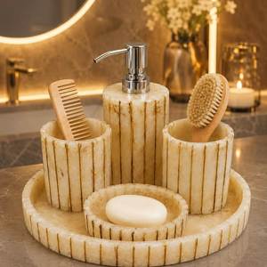Juego de Accesorios de Baño Modernos de Resina con Detalles Dorados, Cuatro Piezas, Dispensador de Jabón Rectangular, Portacepillos de Dientes, Bandeja - Product Image 5