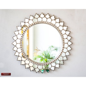 Miroir suspendu décoratif en argent de 27.6 pouces pour décoration d'intérieur, décoration murale pour le salon, la salle de bain et l'entrée - Product Image 1