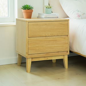 Mesa de Noche de Madera de Caucho Fabricada en Vietnam con 2 Cajones para Dormitorio Minimalista, Mesita de Noche de Madera Combinada con Chapa de Roble MDF - Product Image 1