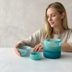 Ensemble de bols en résine polie, écologiques et minimalistes, design marbré turquoise empilable, en stock pour la présentation des aliments à la maison - Product Image 1