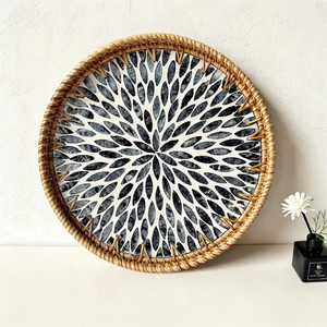 Plateau rond unique en rotin et nacre, motif floral foncé en mosaïque étoilée, assiette de service décorative, vente en gros - Product Image 1