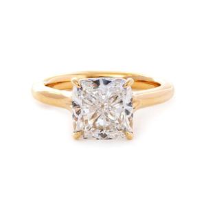 Bague de fiançailles solitaire personnalisée en or jaune 14 carats avec diamant de laboratoire taille coussin de 3,5 carats, sertissage 4 griffes, certifiée IGI - Product Image 2