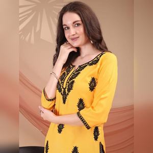 Kurta courte pour soirée d'hiver en pur coton avec broderies riches, mode féminine moderne, vente en gros à bas prix - Product Image 5