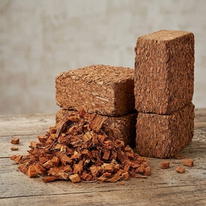 Eco-friendly Coconut Husk Chips Bulk Wholesale Compressed Natural Block 100% Natural Coco 4.5KG 5KG Carton <b>Box</b> Indian Farming - Product Image 3