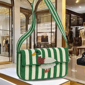 Sac de rangement artisanal en verre rayé vert et blanc, style bohème, brodé avec motif canard, capacité 3L, pour la maison et le jardin - Product Image 1