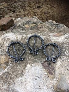 Broche torsadée en fer forgé faite à la main, style pénannulaire médiéval viking antique, pour vêtements/cape - Product Image 5