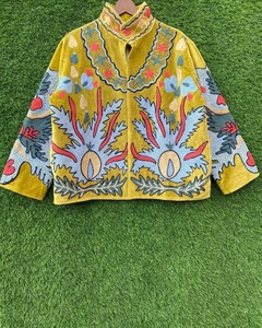 โรงงานขายส่งเสื้อแจ็คเก็ตกำมะหยี่สีเหลืองมัสตาร์ดปักลายด้วยด้ายหนาสำหรับผู้หญิง สไตล์ลำลอง คอตั้ง แขนสั้น แบบเปิดด้านหน้า OE - Product Image 2