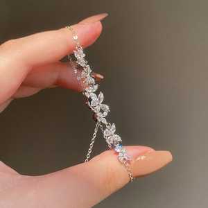 Pulsera de Plata Hallmark con Dijes de Mariposas Brillantes Minimalistas - Product Image 1