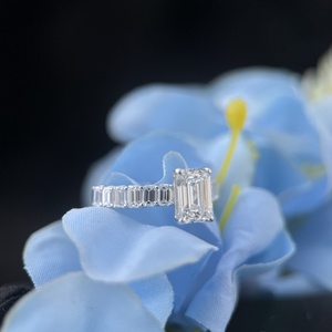 แหวนเพชรทรงเหลี่ยมมรกต ทองคำขาว 14K น้ำหนัก 1.50 กะรัต E VVS2 รับรองโดย IGI เครื่องประดับเจ้าสาวสำหรับงานแต่งงาน - Product Image 2