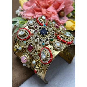 Bracelet élégant en or finition or, qualité supérieure, serti de moissanite Kundan, pour mariage, fiançailles et soirées, collection pour femmes. - Product Image 1