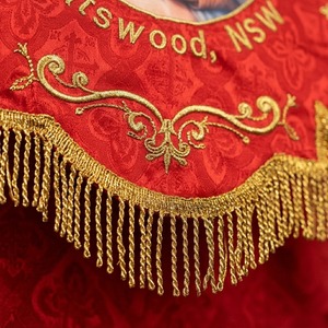 Bandera de la Iglesia de Nuestra Señora de Dolores, Tela Roja Bordada, Bandera Religiosa Procesional, Chatwood, NSW, Diseño Clásico - Product Image 2