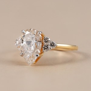 Bague solitaire en diamant taille poire 2,01 carats Sparkle Proposal, cultivé en laboratoire, or massif 14 carats, cadeau de fiançailles raffiné pour partenaire - Product Image 6