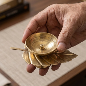 Lampe à huile Diya en laiton, motif feuille, pour la décoration du festival Diwali, petite lampe légère pour Puja, Diya décorative en laiton - Product Image 6