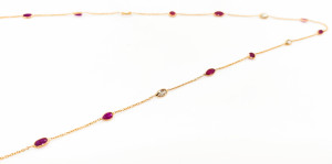 สร้อยคอประดับทับทิมธรรมชาติและไพลินขาวในตัวเรือนทองคำแท้ 18K สีเหลือง – ประดับอัญมณีสีแดงและสีขาวรูปทรงผสมแบบฝังขอบ - Product Image 5