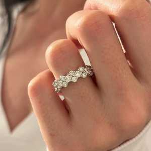 Bague d'éternité unique à grappe large avec diamants de laboratoire E VVS de 3 carats, une seule et unique bague de mariage à grappe en or blanc - Product Image 3