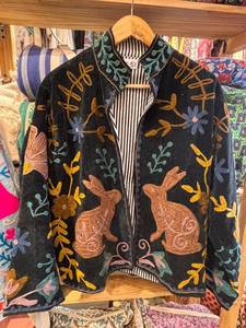 เสื้อแจ็คเก็ตกำมะหยี่ผู้หญิง คอจีน แขนยาว ปักลายกระต่ายและดอกไม้ เสื้อคลุมฤดูใบไม้ผลิ งานฝีมือเย็บแบบเปิดลายซูซานี - Product Image 1