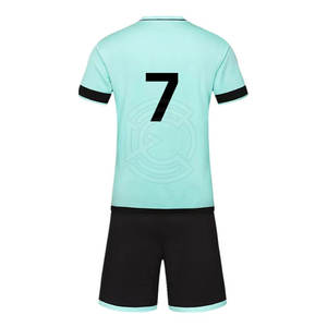 Uniforme de fútbol hecho con material que absorbe el sudor, diseñado para mantener a los jugadores frescos y secos durante partidos intensos de fútbol. - Product Image 2