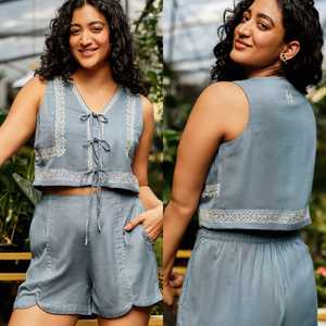 Conjunto Coordinado Bordado Aura Azure: Top Corto con Lazos Delanteros y Shorts Festoneados en Tono Azul Pizarra, y Duo Artesanal de Chaleco y Short en Mezcla de Lino Azul - Product Image 4