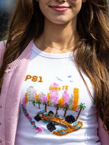 T-shirt brodé artisanal avec motif urbain perlé, palmiers et voiture de course, en coton blanc, style superposé avec cardigan rose - Product Image 1