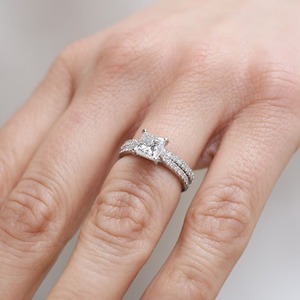 Bague de fiançailles en diamant de laboratoire taille princesse 1,25 carat, ensemble de bagues solitaires carrées avec alliance éternité 3/4 assortie - Product Image 3